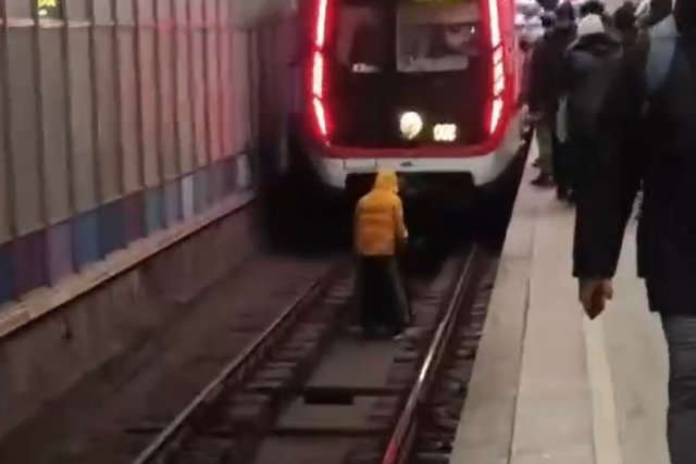 Пассажир помог подняться упавшей на рельсы метро женщине