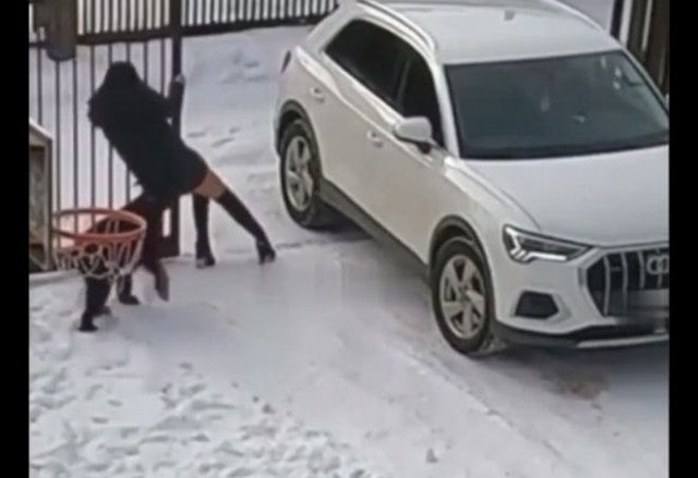 Девушка спасает свою машину от автоматических ворот