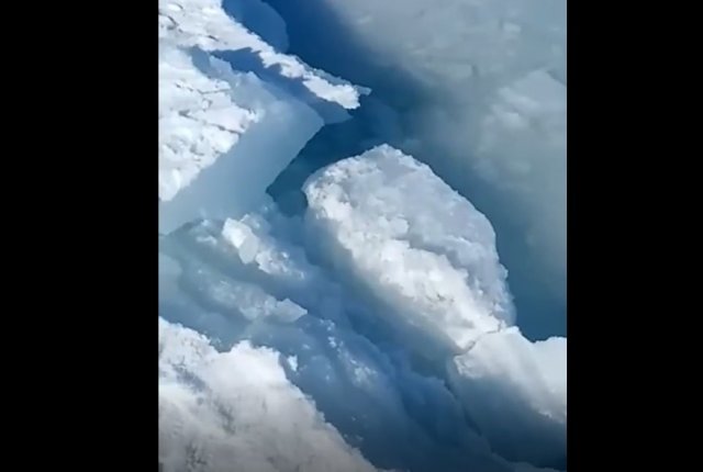 Необычный звук при движении льда возле острова Сахалин