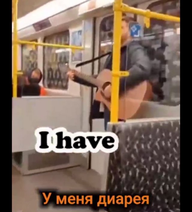 Странная песня музыканта в метро