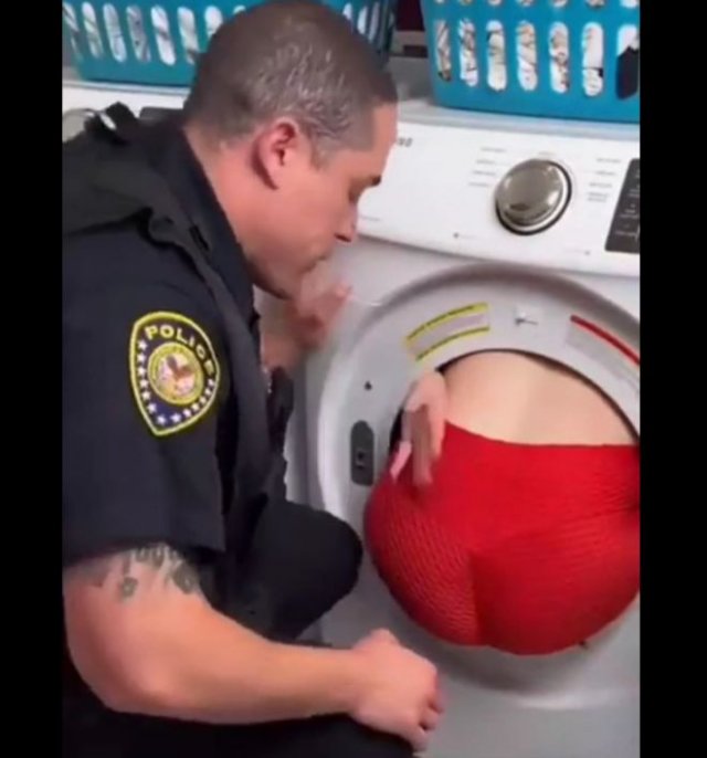 Полицейский достает девушку из стиральной машины
