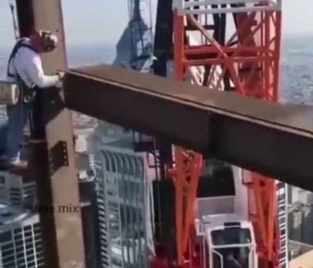 Как проходят будни строителей небоскребов