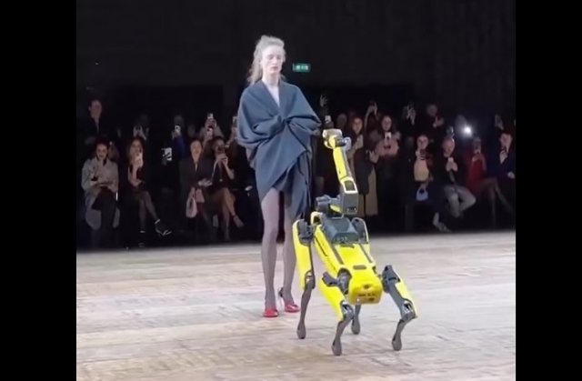 Необычный модный показ с участием роботов