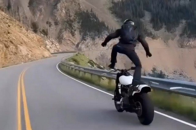 Не слишком безопасный способ езды на мотоцикле