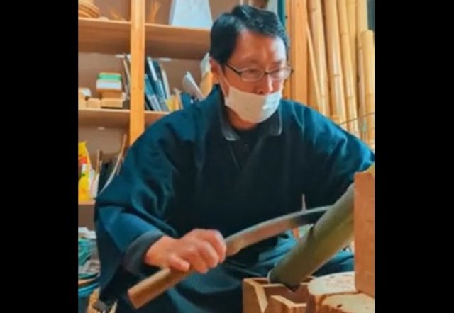 Процесс создания сумки из бамбука