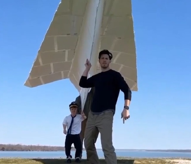 Парни запустили огромный бумажный самолетик