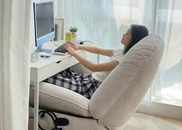 Удобное кресло для отдыха и работы за компьютером