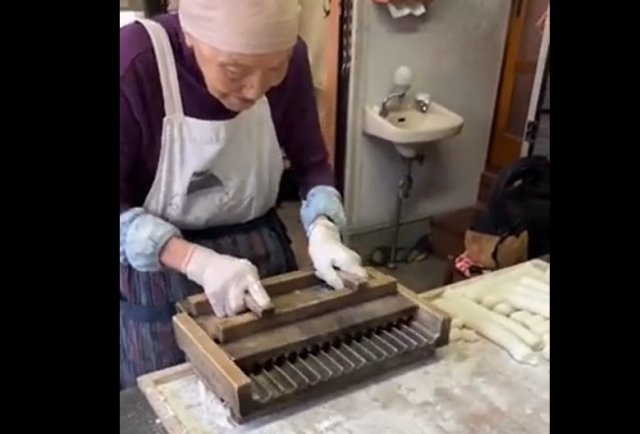 94-летняя японская бабуля готовит Митараши данго - традиционную закуску