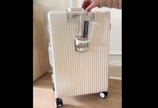 Функциональный чемодан для путешествий