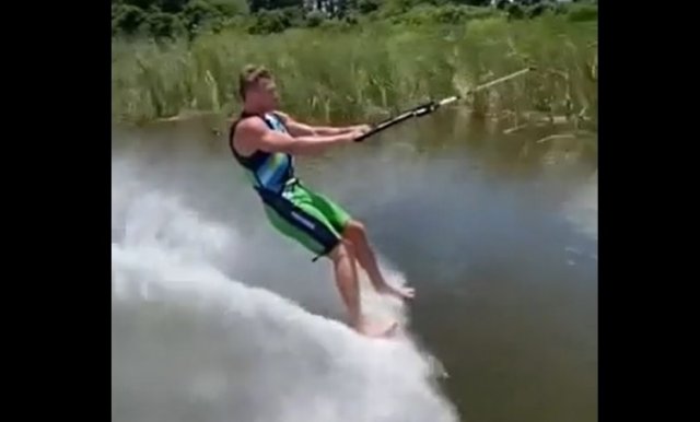 Спортивный парень отжимается от воды