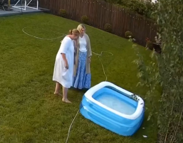 Две девушки пытаются слить воду из бассейна