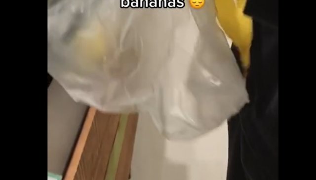 Парень решил почистить банан прямо в магазине