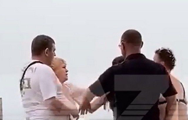 Агрессивная женщина устроила драку на пляже в бухте Шамора в Приморье