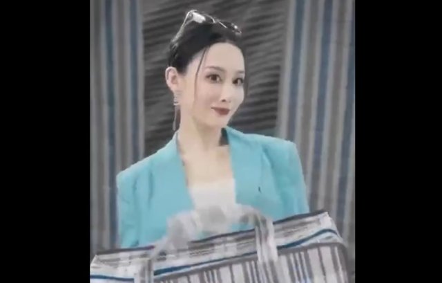Реклама знакомой многим сумки в Китае