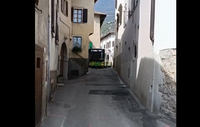 Рейсовый автобус на узкой улочке в Италии