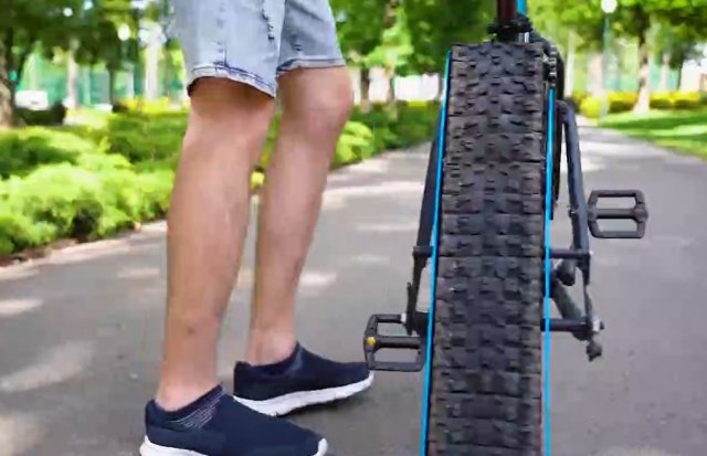 Странный велосипед с гусеницами вместо колес