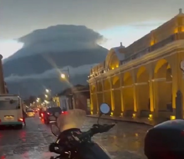 Молнии бьют в вулкан Акатенанго в Гватемале