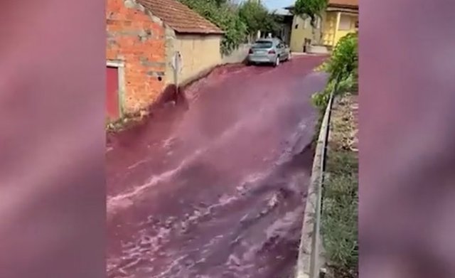 Повреждение резервуара с вином в Португалии
