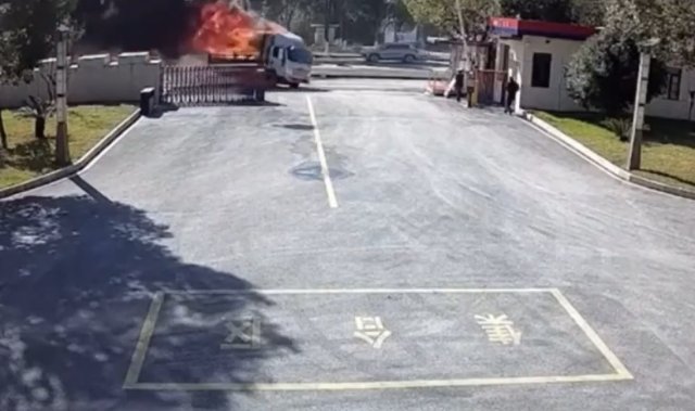 В Китае водитель горящего фургона приехал прямо в пожарную часть
