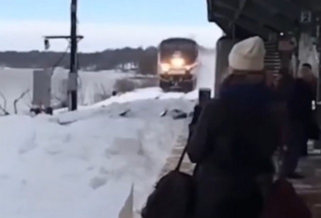 Прибытие поезда в снежный день
