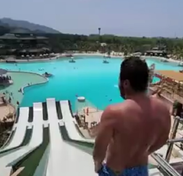 Эффектный прыжок с горки в аквапарке