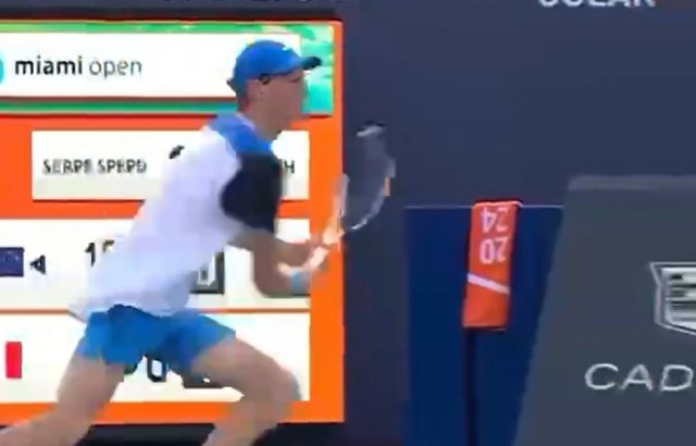 Теннисист Янник Синнер случайно отбил шары своему физиотерапевту