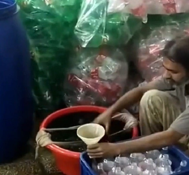Производство поддельной кока-колы где-то в Индии