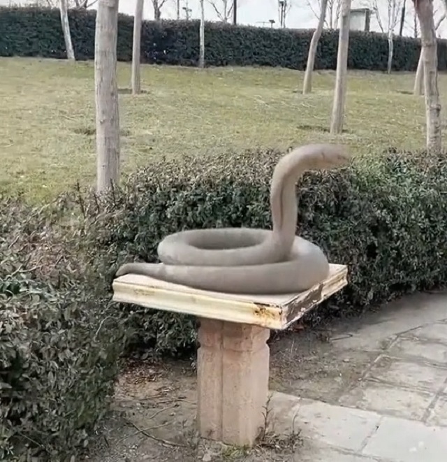 Очень реалистичная скульптура змеи