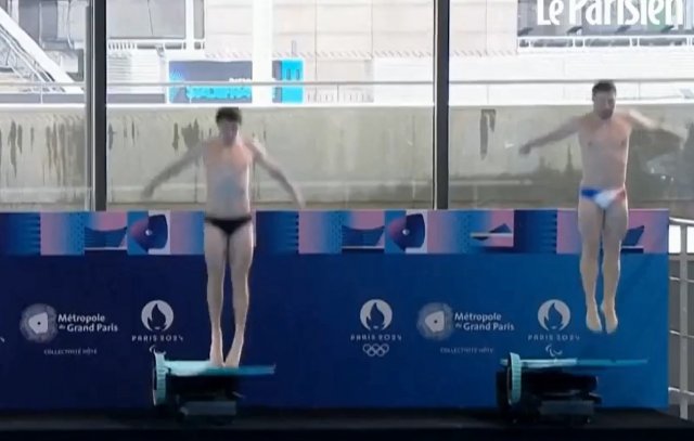 Забавный фэйл во время прыжка в воду с трамплина