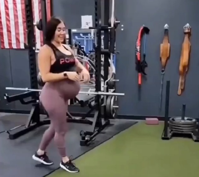 Тренировки беременной девушки