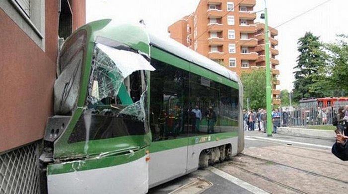 Столкновение трамваев (8 фото)