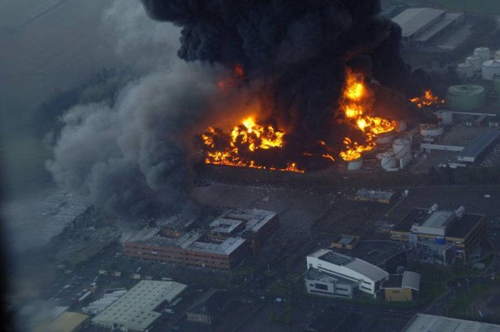 Пожар на нефтехранилище (15 фото)