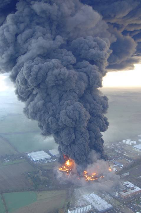 Пожар на нефтехранилище (15 фото)
