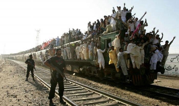 Как катаются на поездах в Пакистане (10 фото)