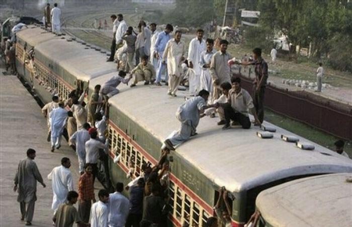 Как катаются на поездах в Пакистане (10 фото)