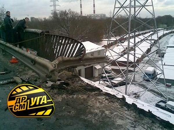 Фура упала с моста (20 фото)