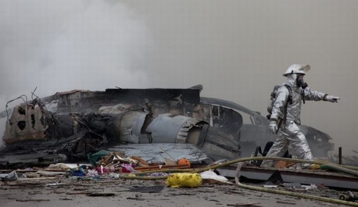 Крушение самолета в США (10 фото)