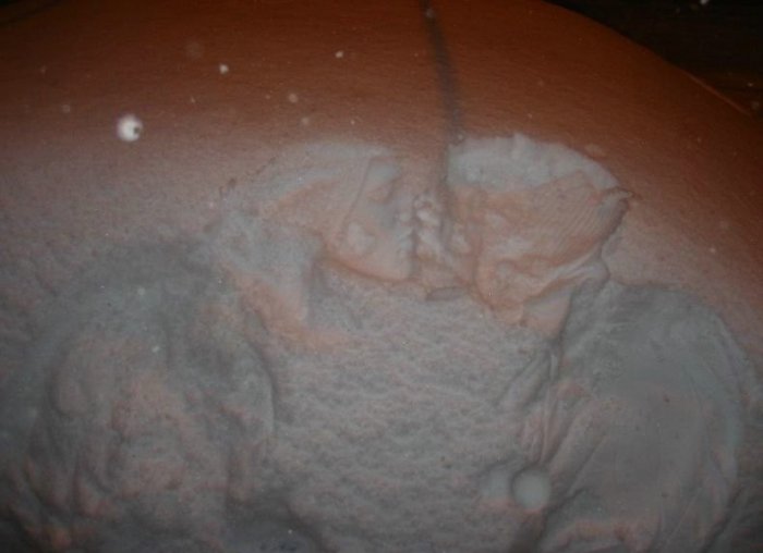Отпечатки на снегу (12 фото)