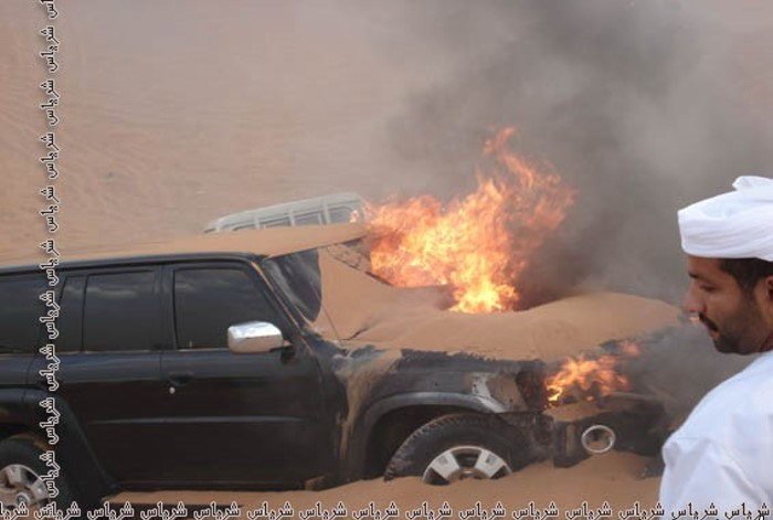 Джип сгорел по среди пустыни (16 фото)