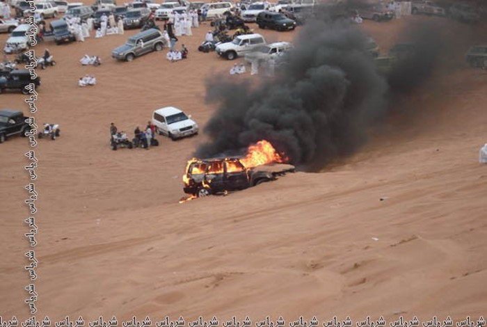Джип сгорел по среди пустыни (16 фото)