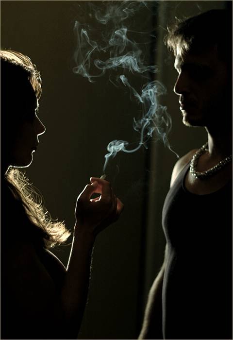 Муж курит в квартире. Мужчина и женщина с сигаретой. Парень с девушкой курят сигарету. Парень и Левушка курят. Курящий мужчина и женщина.