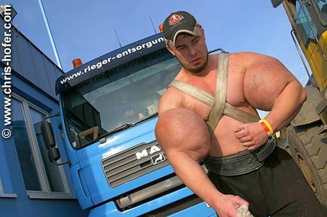 Чемпион мира по тасканию грузовиков Peter Hiesinger (11 фото)