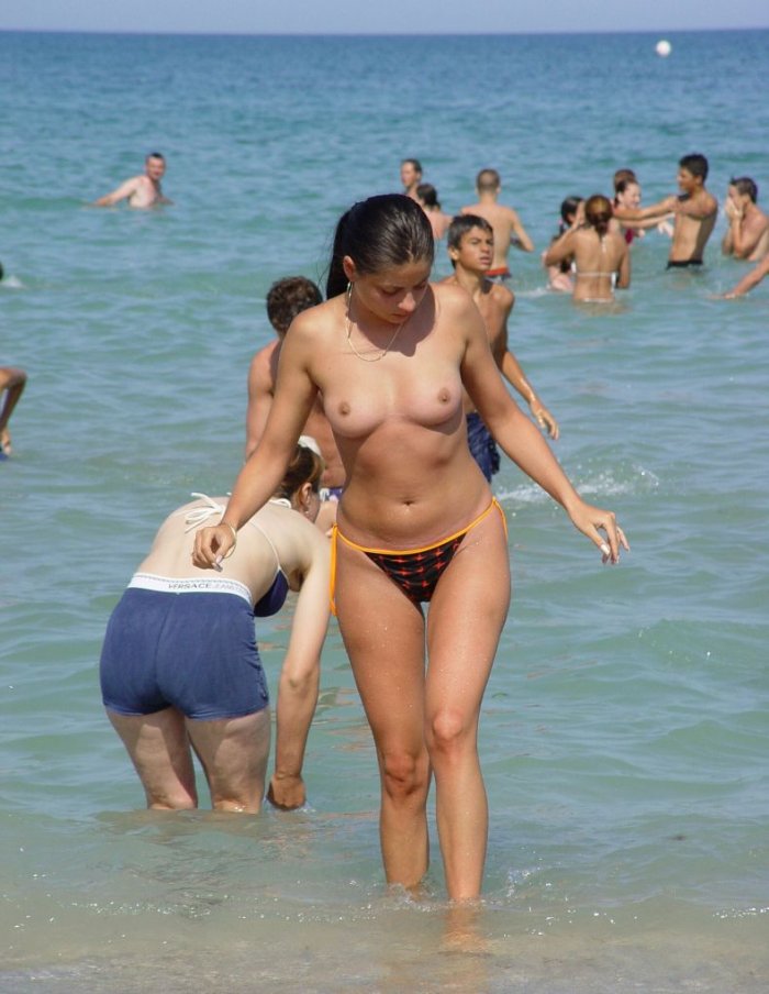 Пляжные девушки топлесс (19 фото)