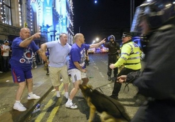 В Манчестере полиция не церемонится... (6 фото)