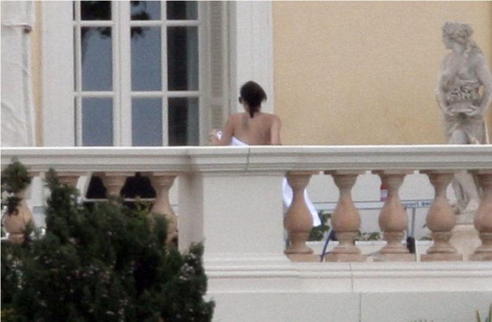 Анжелина Джоли засветила грудь (15 фото)