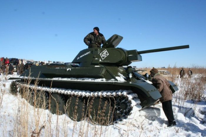 Заезд танков и джипов (17 фото)