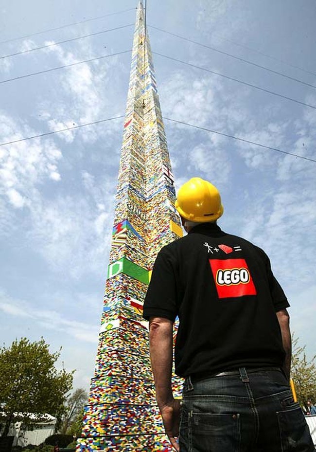 Башня из Лего (3 фото)