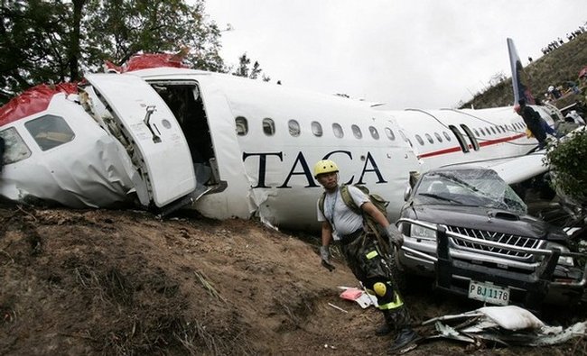 Раненый борт. Катастрофа a320 в Тегусигальпе. Аэробус а320 авиакатастрофы. Сальвадорский а320 - неудачно приземлился.