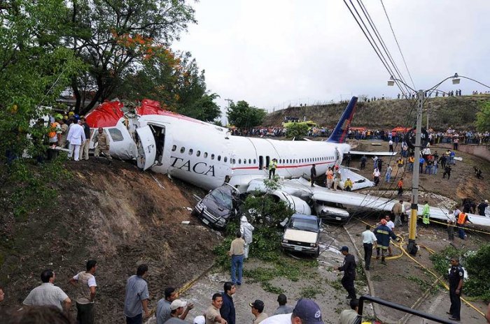 Авиакатастрофа а Гондурасе (6 фото)