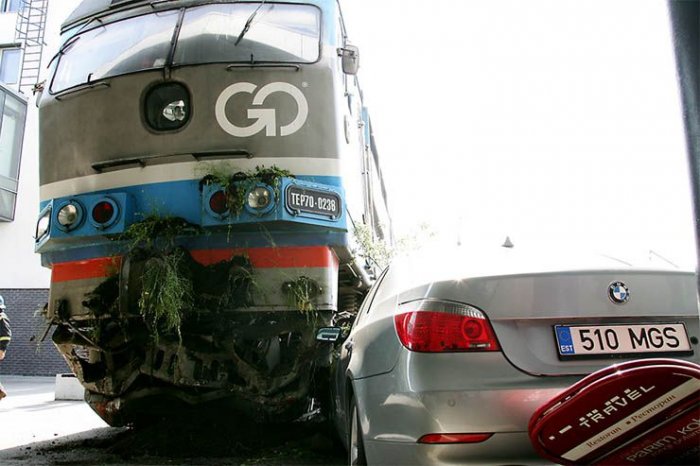 Поезд vs BMW (20 фото)